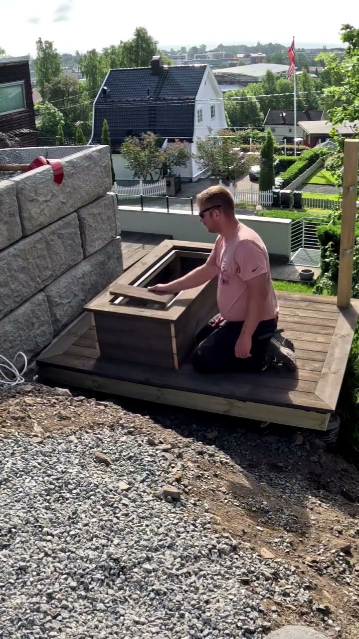 Snekker fra Elite Bygg monterer plantekasse på ny terrasse